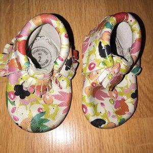 Freshly Picked Moccasins - leather floral - size 2